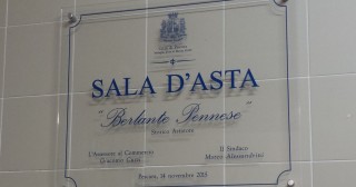 La targa che da il nome alla sala d'asta