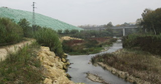 Il fiume Saline. Sulla sfondo la discarica di Montesilvano