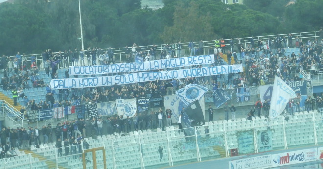 I tifosi del Pescara, espongono uno striscione