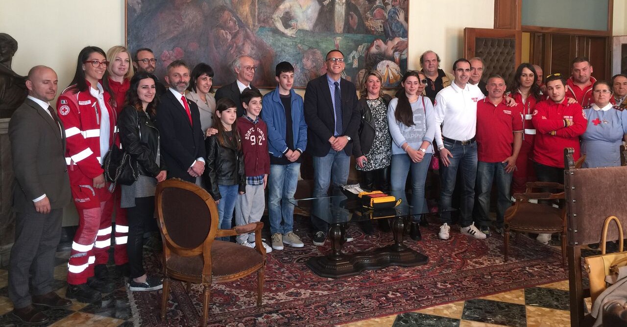 La famiglia Sargiacomo consegna il defibrillatore