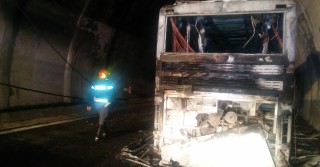 Pullman in fiamme al traforo del Gran Sasso