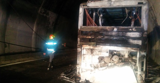 Pullman in fiamme al traforo del Gran Sasso