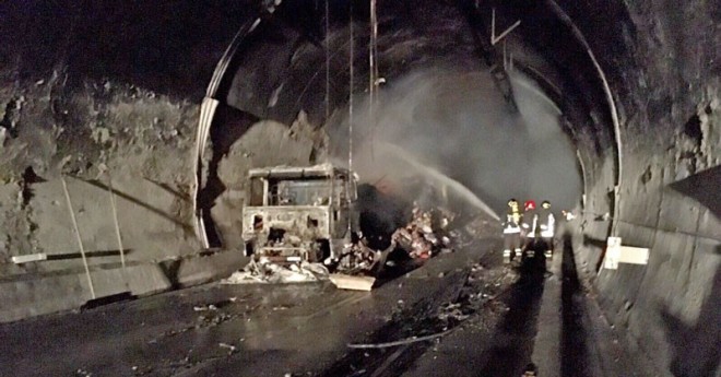 Tir in fiamme sull'A14