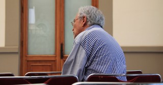 Un anziano in sala d'attesa
