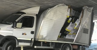 Furgone incastrato sotto il Ponte della Libertà