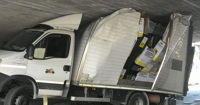 Furgone incastrato sotto il Ponte della Libertà