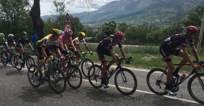 Il giro d'Italia in passaggio sulla statale 17 all'Aquila
