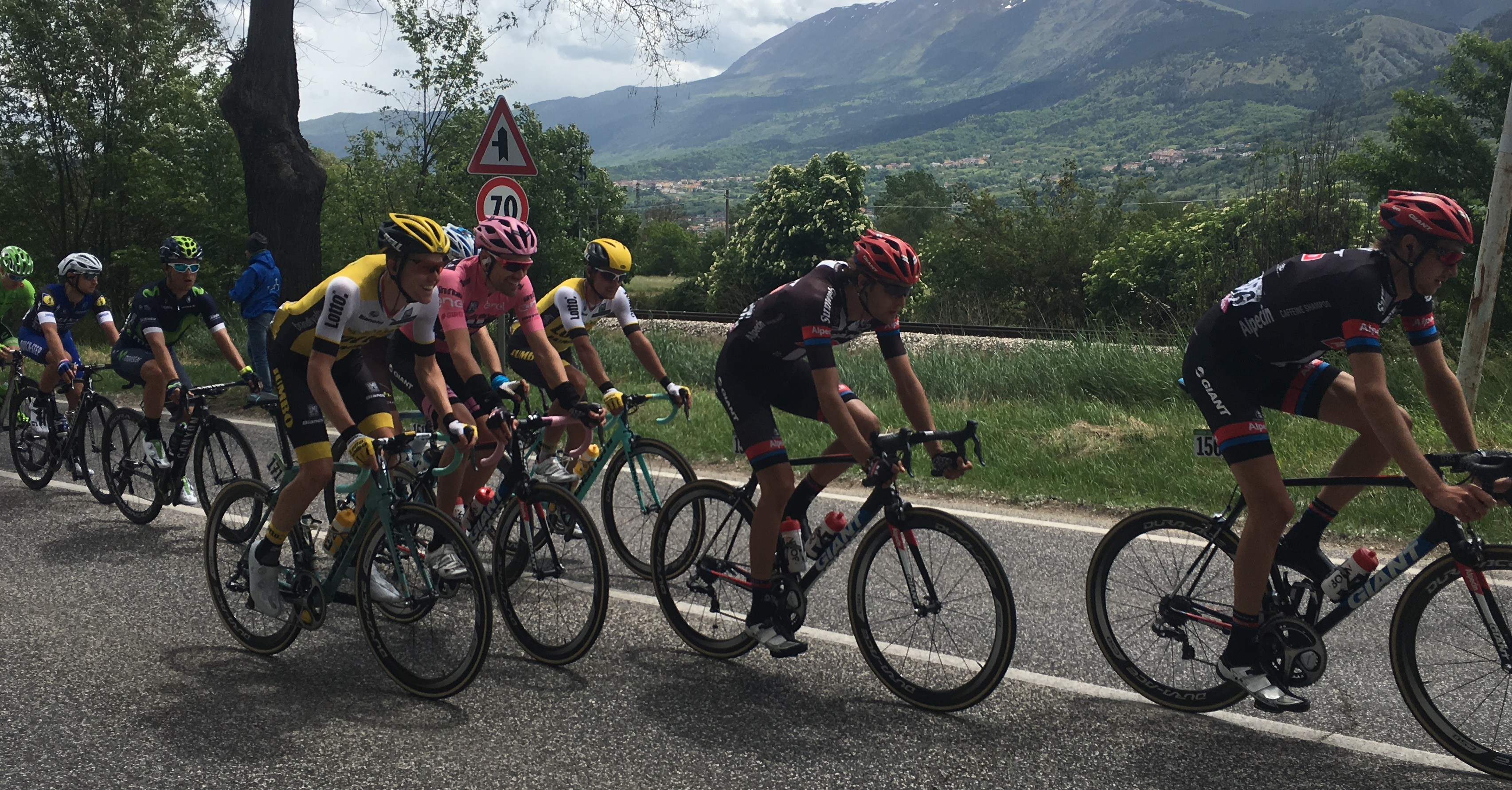Il giro d'Italia in passaggio sulla statale 17 all'Aquila