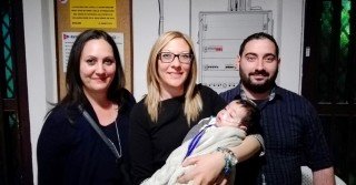 Il piccolo Alessandro con i genitori