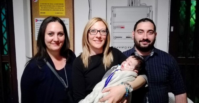 Il piccolo Alessandro con i genitori