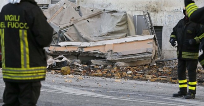 Vigili del fuoco, crollo della palazzina