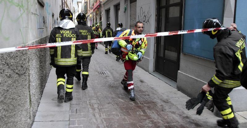 Vigili del fuoco transennano l'area