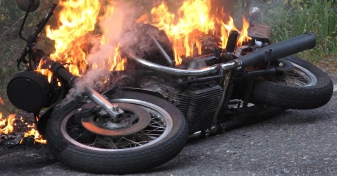 Moto in fiamme