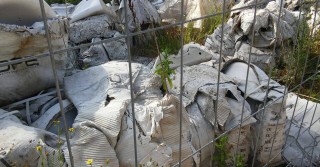 Discarica a cielo aperto a Onna