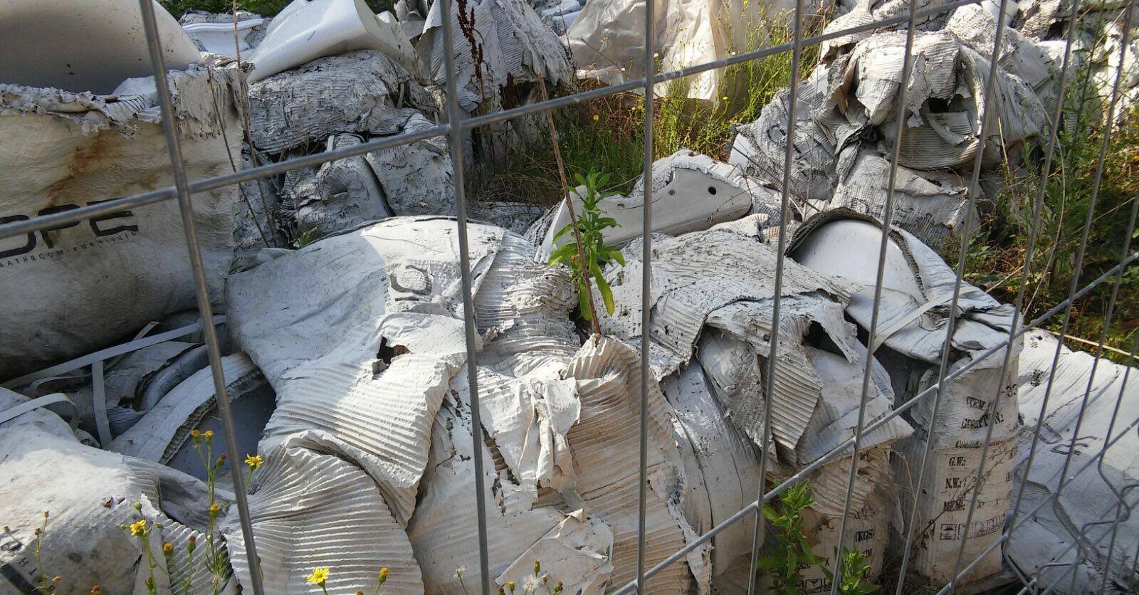 Discarica a cielo aperto a Onna