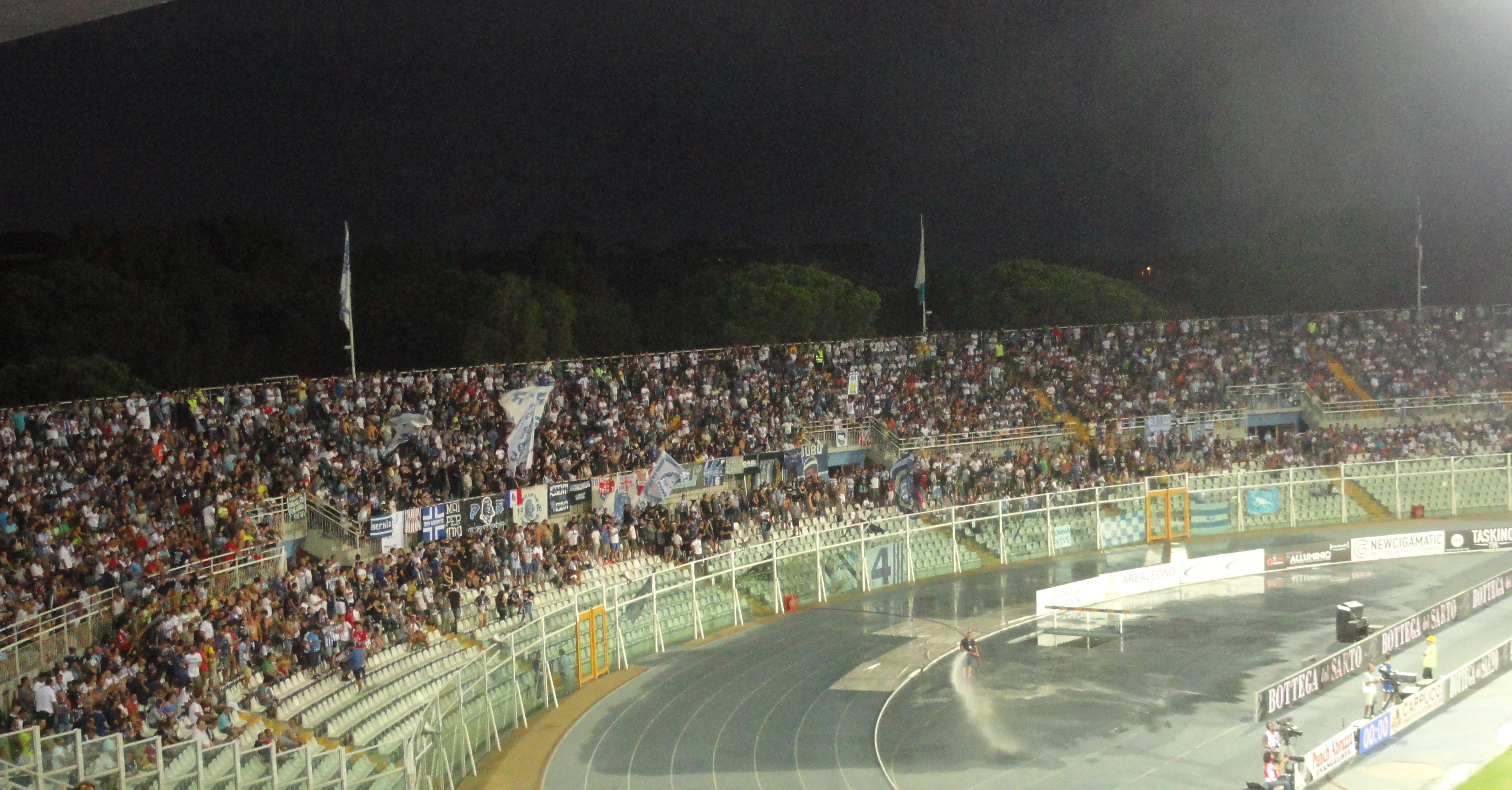 La Curva Nord, durante la partita Pescara - Napoli