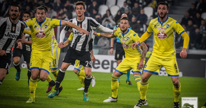 campagnaro-mentre-contrasta-i-giocatori-juventini