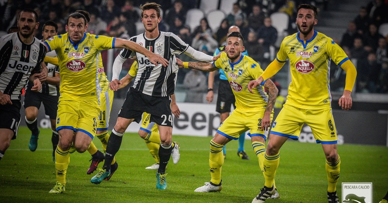 campagnaro-mentre-contrasta-i-giocatori-juventini