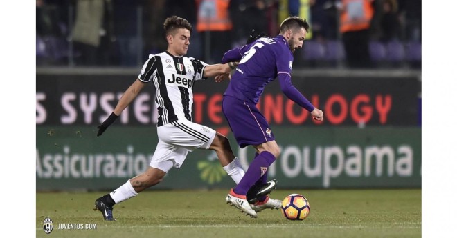 Dybala impegnato in un contrasto di gioco