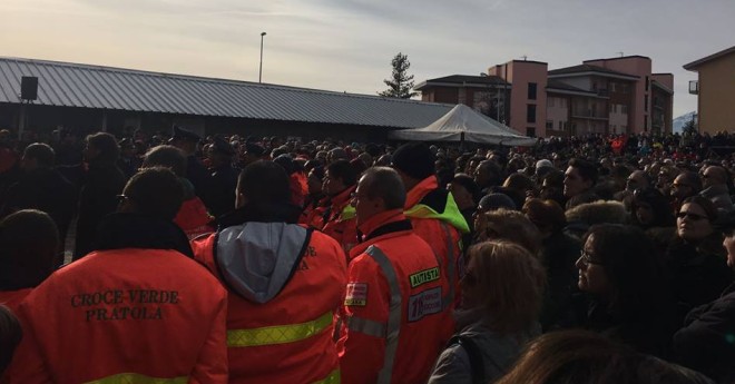 La folla ai funerali dei soccorritori del 118