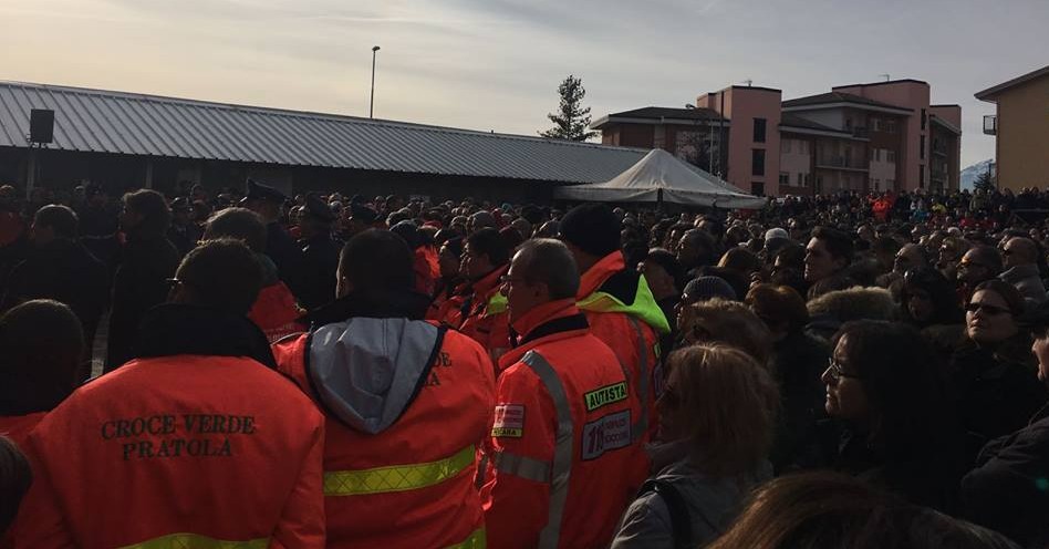 La folla ai funerali dei soccorritori del 118