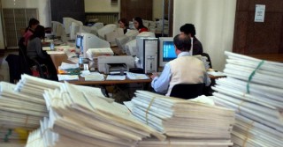 Assunzioni statali, in arrivo il piano per i precari con almeno 3 anni di servizio L'ultima bozza del testo unico per il pubblico impiego prevede un piano straordinario di assunzioni statali nella pubblica amministrazione per i precari con almeno tre anni di servizio e che abbiano già superato il concorso. Come si legge nella bozza, nel triennio 2018-20 le amministrazioni, allo scopo di superare il precariato, ridurre il ricorso dai contratti a termine e valorizzare la professionalità acquisita dal personale con rapporto di lavoro a tempo determinato, potranno assumere a tempo indeterminato personale non dirigenziale già selezionato con procedure concorsuali che abbia maturato almeno 3 anni di servizio, anche non continuativi.