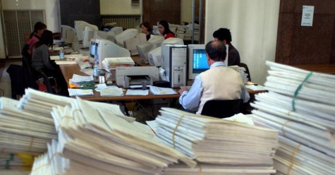 Assunzioni statali, in arrivo il piano per i precari con almeno 3 anni di servizio L'ultima bozza del testo unico per il pubblico impiego prevede un piano straordinario di assunzioni statali nella pubblica amministrazione per i precari con almeno tre anni di servizio e che abbiano già superato il concorso. Come si legge nella bozza, nel triennio 2018-20 le amministrazioni, allo scopo di superare il precariato, ridurre il ricorso dai contratti a termine e valorizzare la professionalità acquisita dal personale con rapporto di lavoro a tempo determinato, potranno assumere a tempo indeterminato personale non dirigenziale già selezionato con procedure concorsuali che abbia maturato almeno 3 anni di servizio, anche non continuativi.