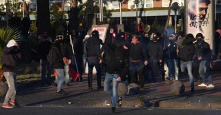 Napoli, scontri al corteo anti-Salvini. Foto Ansa