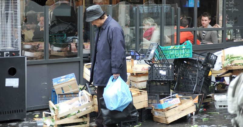 Povertà in Italia, card di 400 euro a famiglie con minori