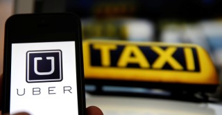Uber va avanti, sospesa lʼordinanza