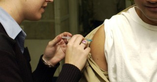 Italia, prima radiazione medico anti-vax