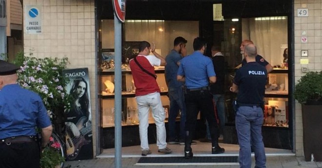 Pisa, gioielliere rapinato uccide bandito