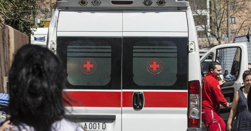 Bimba abbandonata in auto sotto il sole. Salvata da un vigilante. Foto Ansa