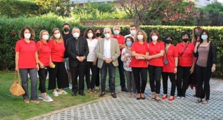 volontari dell'Ail con il presidente Cappuccilli al centro e l'arcivescovo di Pescara Valentinetti