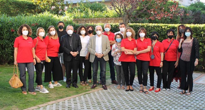 volontari dell'Ail con il presidente Cappuccilli al centro e l'arcivescovo di Pescara Valentinetti