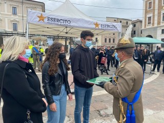 FOTO 3 Col. IOVINELLI Consegna la bandiera Nazionale