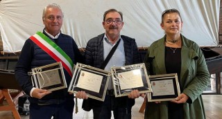 Luca Finocchio al centro con il sindaco di Lazise