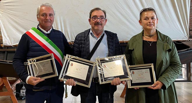 Luca Finocchio al centro con il sindaco di Lazise