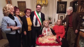 Gli auguri del Sindaco per i 100 anni di Lucia Di Ludovico