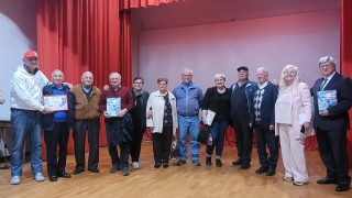 foto di gruppo con gli over 65