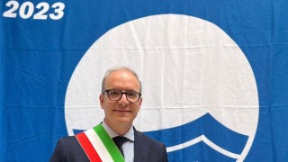 il sindaco verrocchio e la bandiera blu