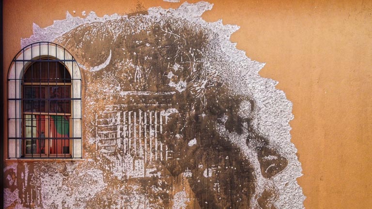 È appena terminato il lavoro di Vhils ad Aielli