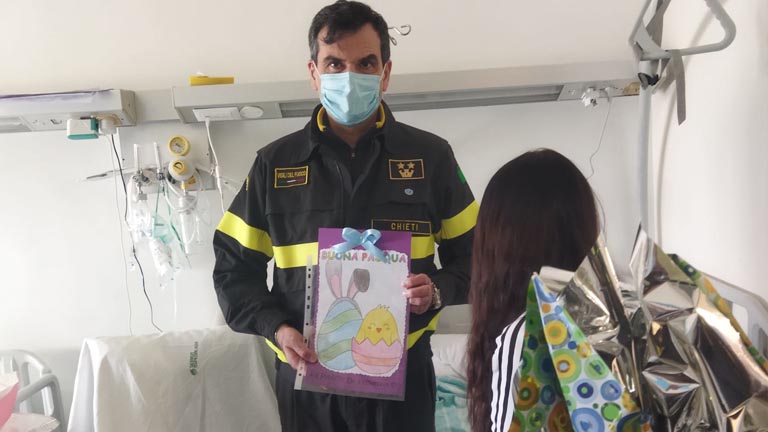 uova ai bambini da parte dei Vigili del Fuoco