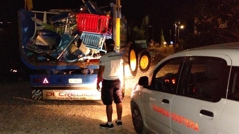 Pineto, rimozione notturno ombrelloni e sdraio su spiaggia libera