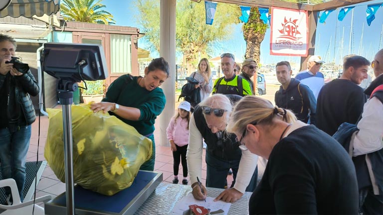 Pescara- grande successo per la Gara di pesca alla plastica