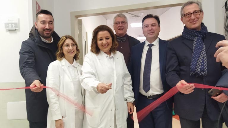 Il momento del taglio del nastro con il primario Alessandra Ricciardulli al centro