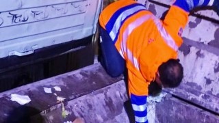 uomo salvato dal compattore