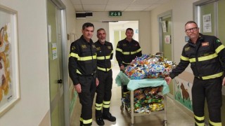 vigili del Fuoco che consegnano uova pasquali in ospedale