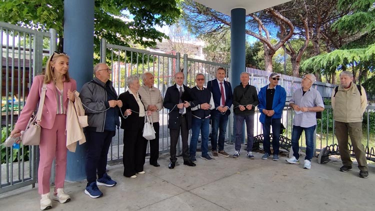 PESCARA, SANITÀ NEL CAOS- PETTINARI E I CITTADINI SI INCATENANO DAVANTI AL PRONTO SOCCORSO