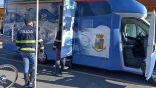 camper azzurro sicurezza stradale